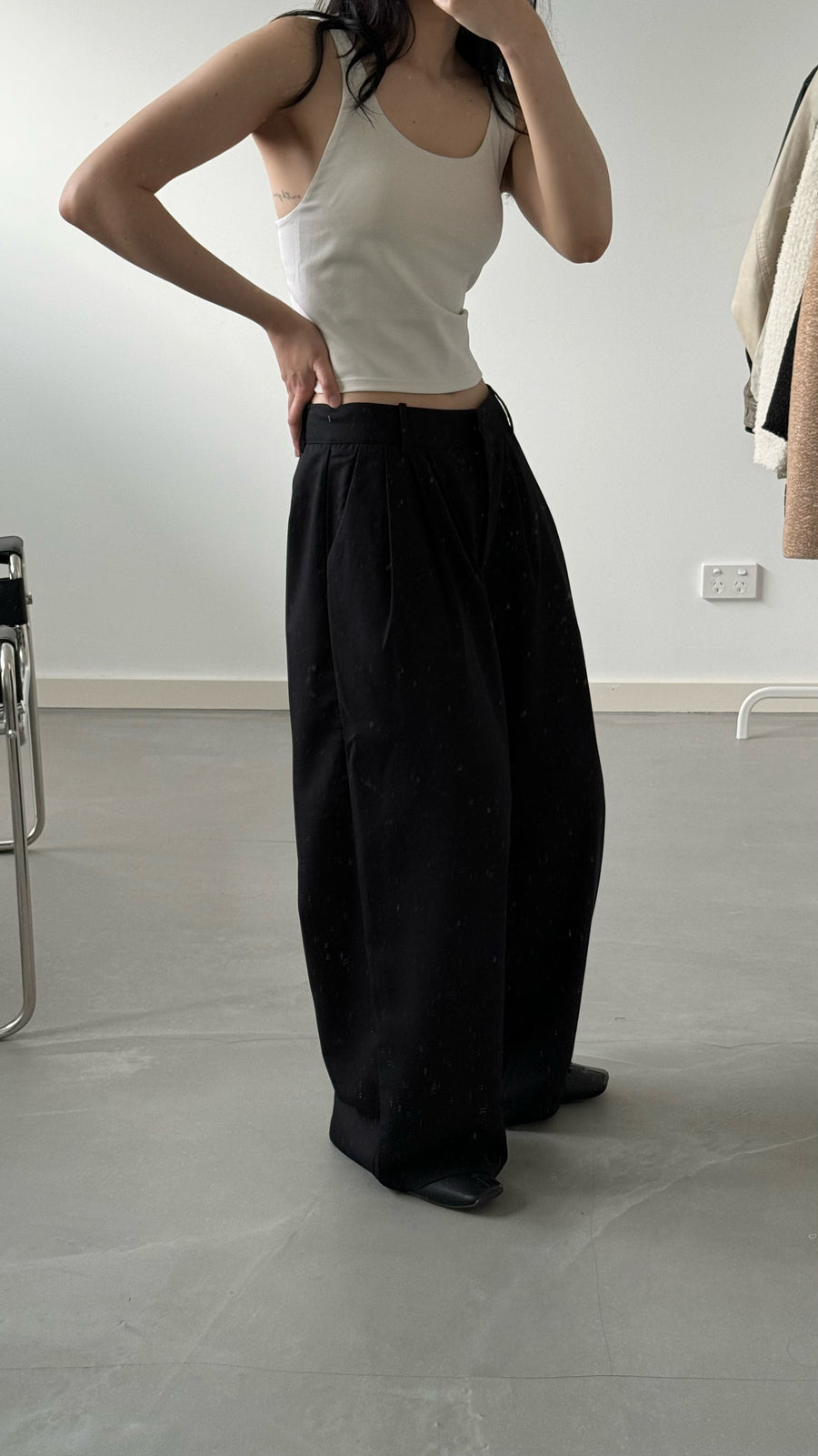 ボトムスその他 STUDIO DOE | Three-pleat low-waisted wide trousers 2.0 by DOE - Triple Pleated Low Waist Wide Leg Trousers – FRECKL